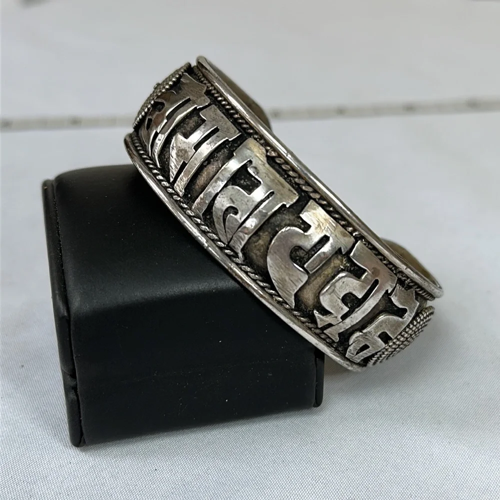 Vintage Silvertone Om Mani Padme Hum cuff bracelet - Picture 3 of 11